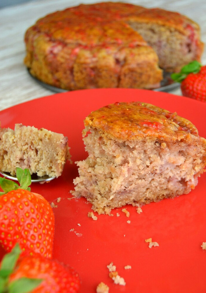 Una foto de Bizcocho de fresas vegano 🍓🍓🍓
