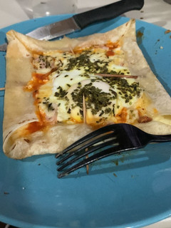 Una foto de Pizza hecha con base de tortita y huevo