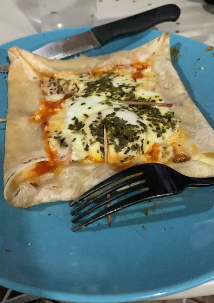 Una foto de Pizza hecha con base de tortita y huevo