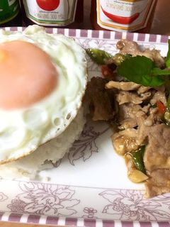 รูปของ ข้าวกะเพราหมูชิ้น ไข่ดาว