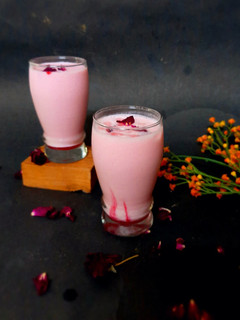 રોઝ લસ્સી (rose lassi recipe in Gujarati) રેસીપી મુખ્ય ફોટો