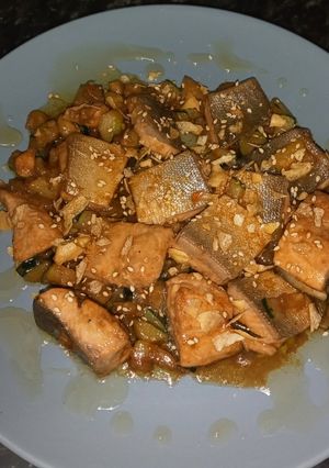 Una foto de Salmón marinado en soja con salsa de miel y limón