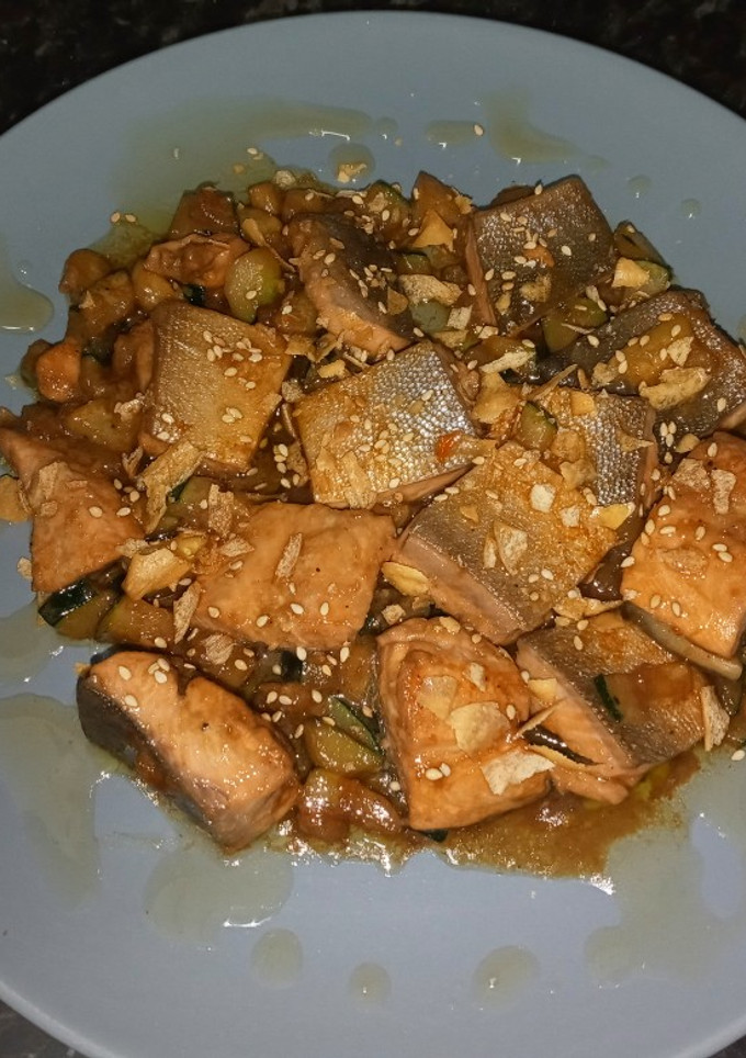 Una foto de Salmón marinado en soja con salsa de miel y limón