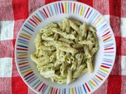 Una foto de pesto de albahaca y nuez