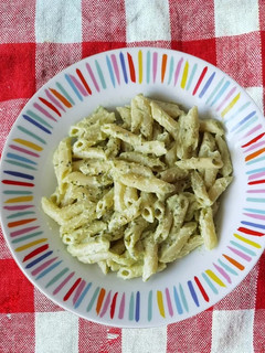 Una foto de Pasta con pesto de aguacate