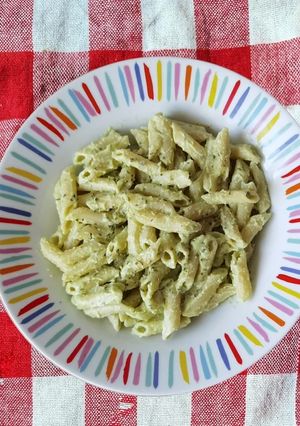 Una foto de Pasta con pesto de aguacate