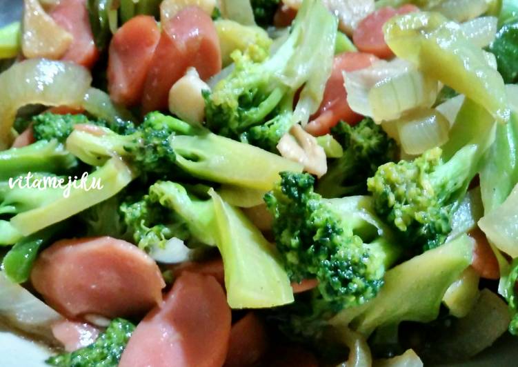 Bagaimana mengolah #2. Brokoli Sosis Saus Tiram #BikinRamadanBerkesan yang Enak Banget