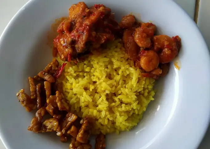 Nasi kuning bumbu racik ikan goreng