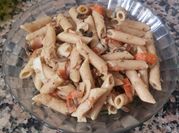Una foto de pasta integral con champiñones