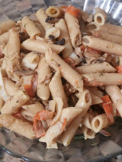 Una foto de Macarrones integrales con champiñón, atún y surimi