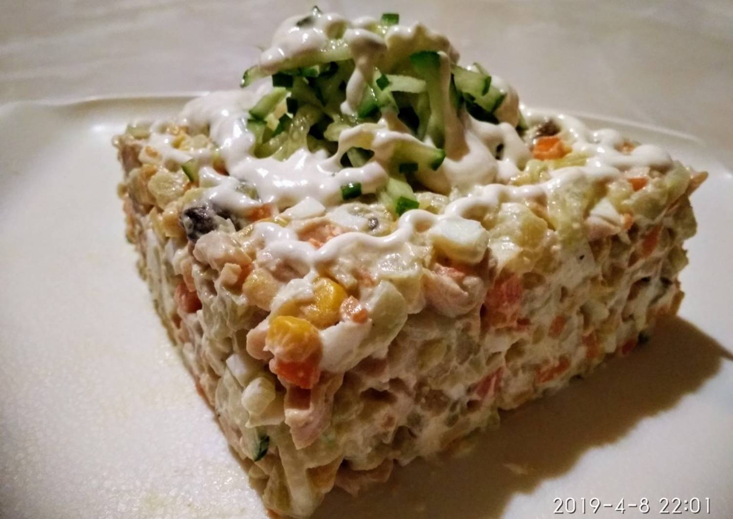 Салат с кальмарами и кукурузой