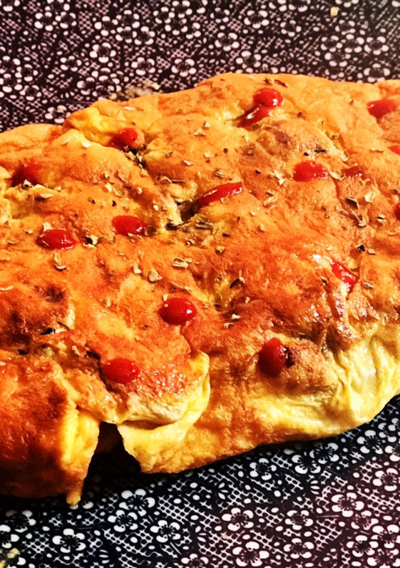 Una foto de Tortilla de atún y calabacín con un toque de salsa siracha
