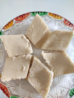 કાજુ કતરી(Kaju katli recipe in Gujarati) રેસીપી મુખ્ય ફોટો