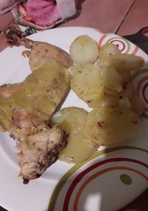 Una foto de Pollo con papas a la essen
