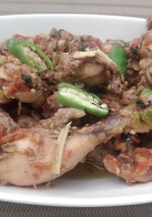 A picture of Green chilli chicken karahi.