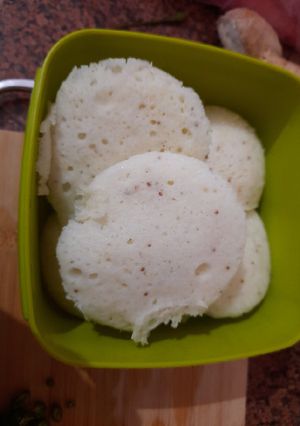 A picture of Rava Idli.