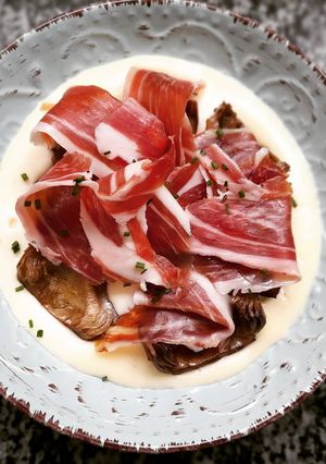 Foto principal de Alcachofas confitadas con cremoso de patata y jamón