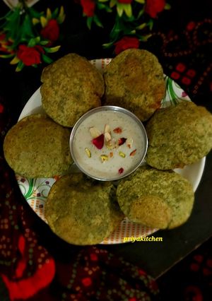 बथुआ कचौड़ी(bathua kachori recipe in hindi) रेसिपी मुख्य फोटो