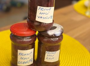 O poză a rețetei Dulceața de prune cu nuca la cuptor.