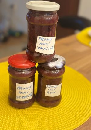 O poză a rețetei Dulceața de prune cu nuca la cuptor.