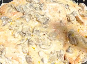 Foto de Bifes de frango com natas e cogumelos