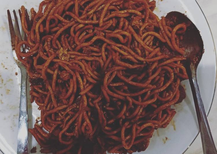 Bagaimana Membuat Mie goreng Pedas yummy yang Lezat Sekali