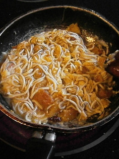 Una foto de Revuelto de gulas y gambas