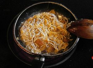 Foto principal de Revuelto de gulas y gambas