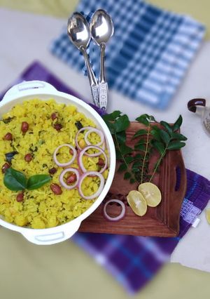 બટાકા પૌંઆ (Bataka Poha Recipe In Gujarati) રેસીપી મુખ્ય ફોટો