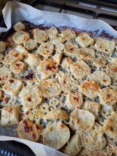 Sajtos tepsis csicsóka recept fotója