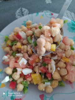 Una foto de Ensalada de garbanzos fresquita 🥗