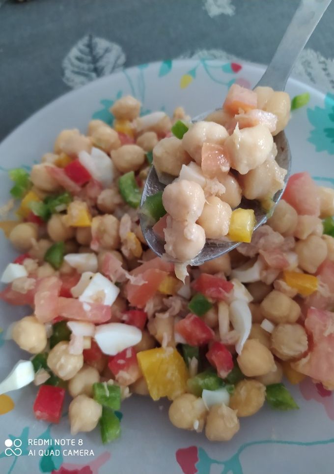 Una foto de Ensalada de garbanzos fresquita 🥗