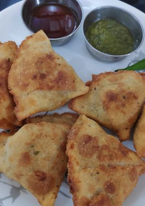 सूजी के स्वादिष्ट समोसे (Suji ke swadisht samose recipe in hindi) रेसिपी मुख्य फोटो