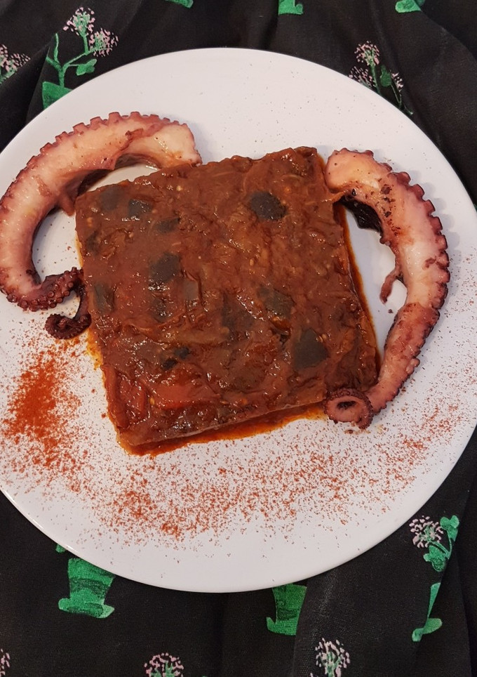Una foto de Samfaina con pata de pulpo