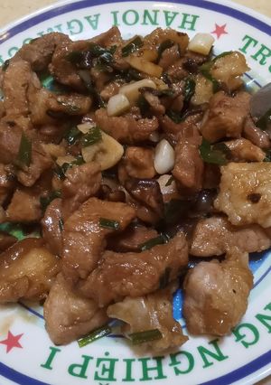 Hình của món Thịt lợn nấm hương kho tàu hành tỏi.