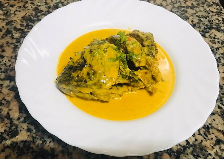 Fish with tumeric coconut sauce