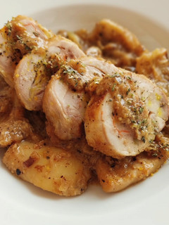 Una foto de Muslitos de pollo relleno de gambas con sepia en salsa de avellanas y cava