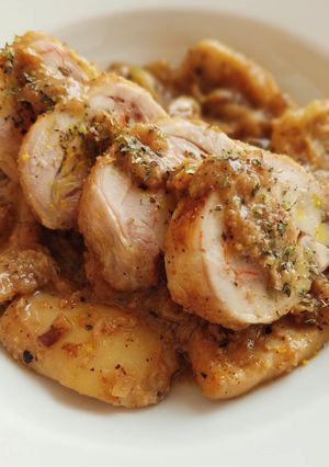 Una foto de Muslitos de pollo relleno de gambas con sepia en salsa de avellanas y cava