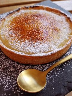 Una foto de Tartaleta de crema pastelera de limón quemada