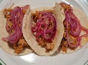 Una foto de carne de puerco con chile seco