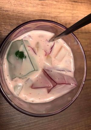 Una foto de Postre de gelatinas y frutas