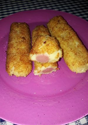 Una foto de Salchicha envuelta en puré