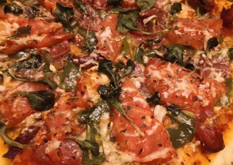 Pizza de tomate, albahaca y jamón serrano