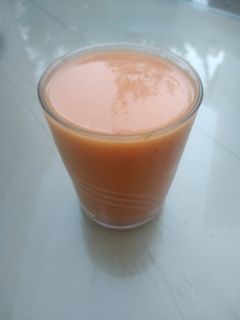 Una foto de Gazpacho con tomate y frutas