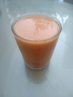Una foto de Gazpacho con tomate y frutas