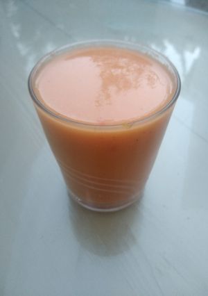 Una foto de Gazpacho con tomate y frutas
