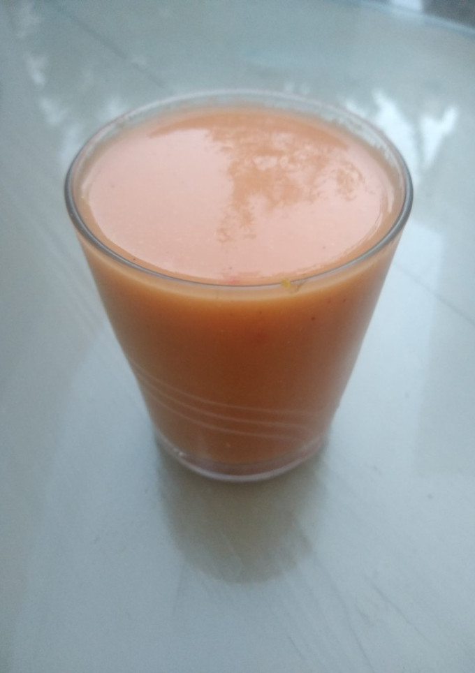 Una foto de Gazpacho con tomate y frutas
