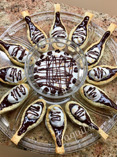 Una foto de Cucharas de hojaldre con yogur-frutas en almíbar-chocolate