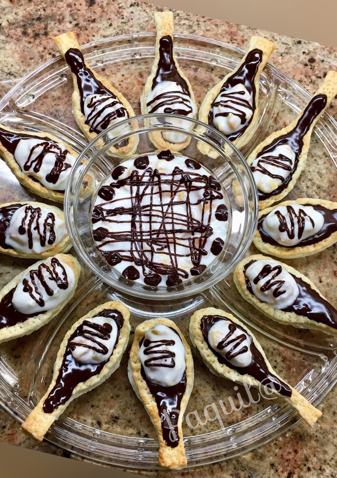 Una foto de Cucharas de hojaldre con yogur-frutas en almíbar-chocolate