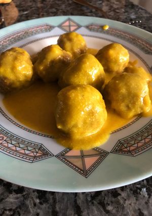 Una foto de Albóndigas con salsa de almendras